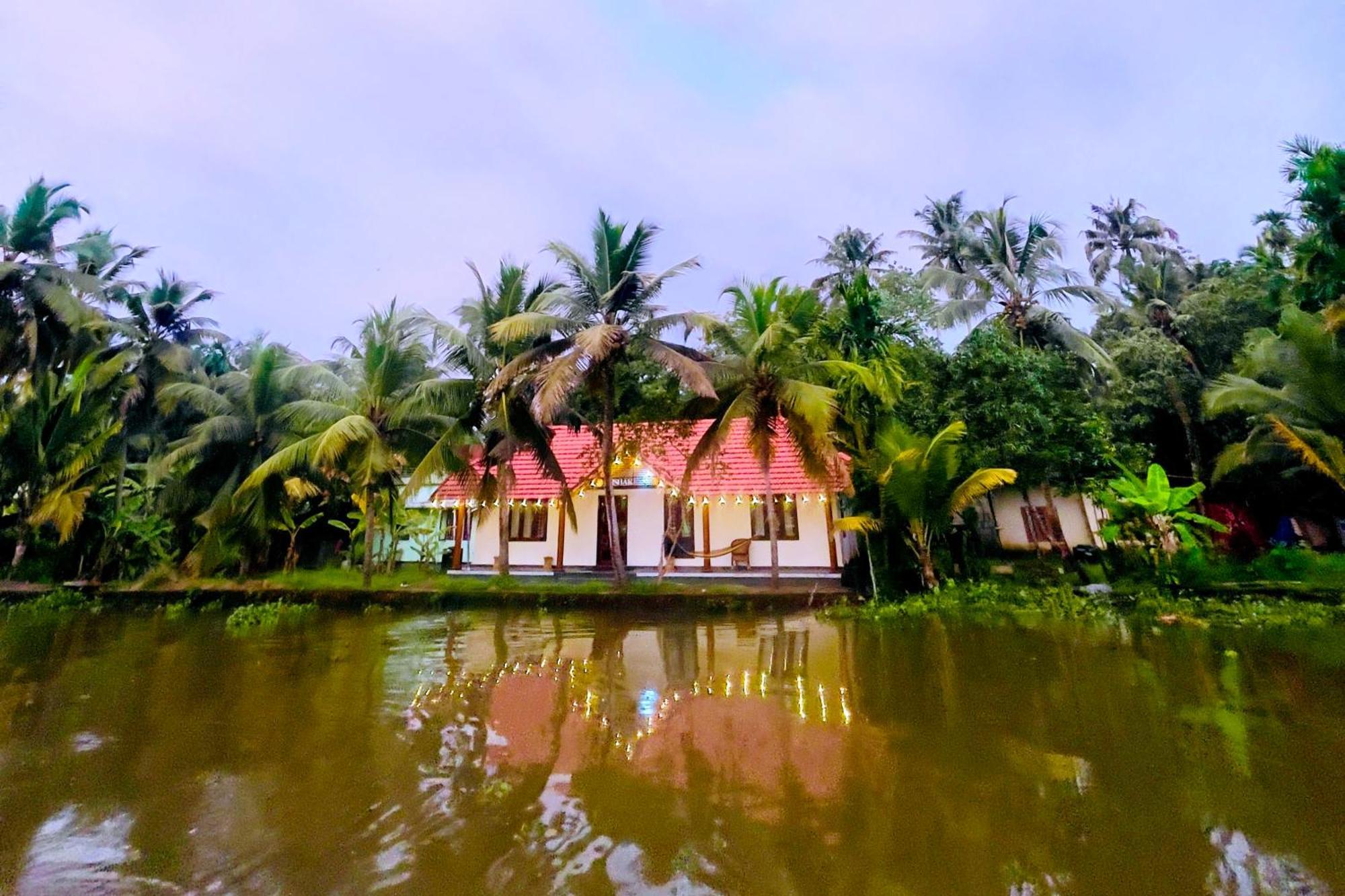 Tulsi Kayal Retreat Apartment Champakulam Bagian luar foto