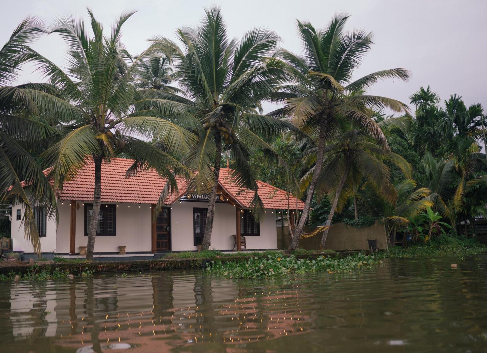 Tulsi Kayal Retreat Apartment Champakulam Bagian luar foto