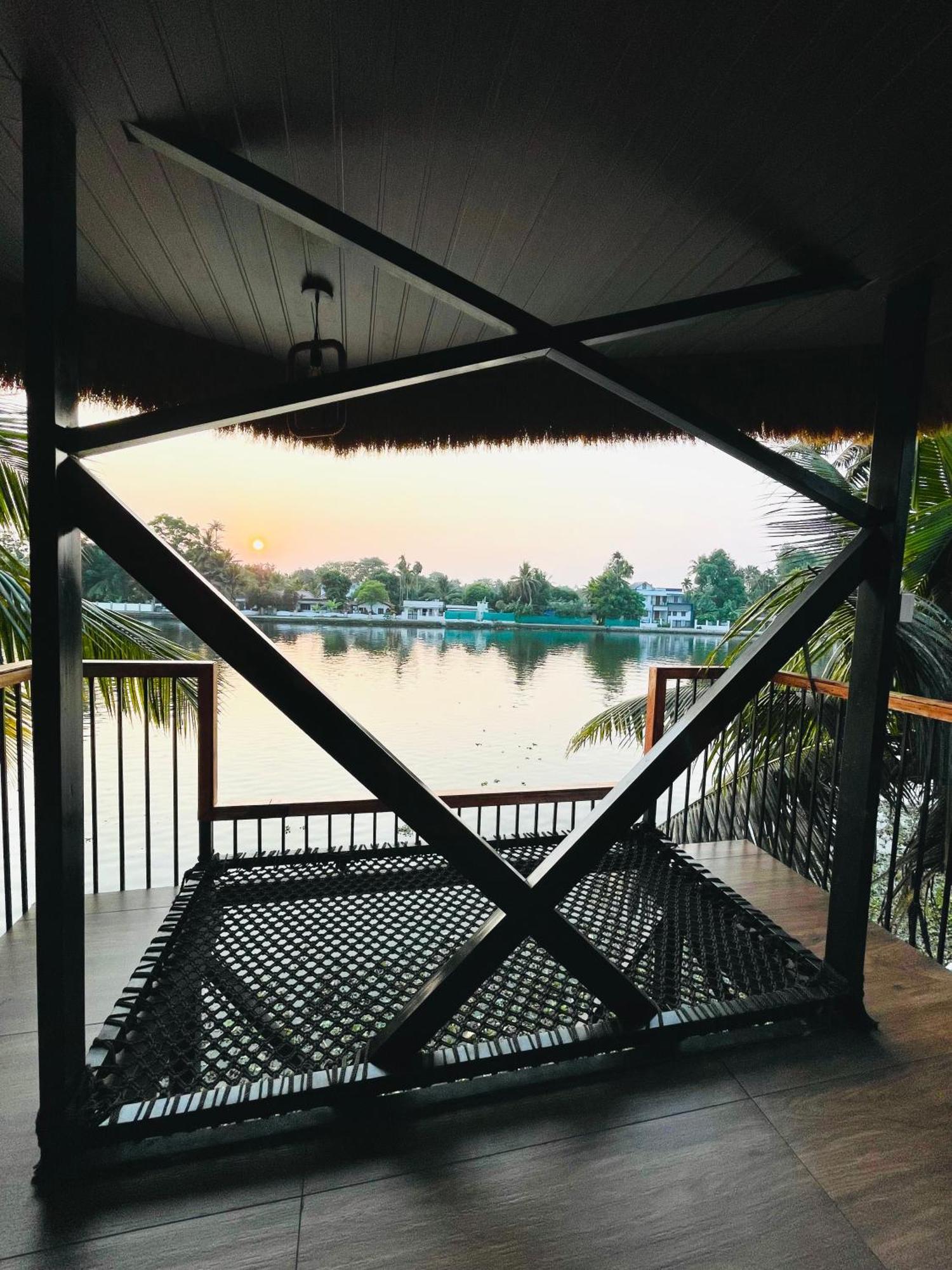 Tulsi Kayal Retreat Apartment Champakulam Bagian luar foto
