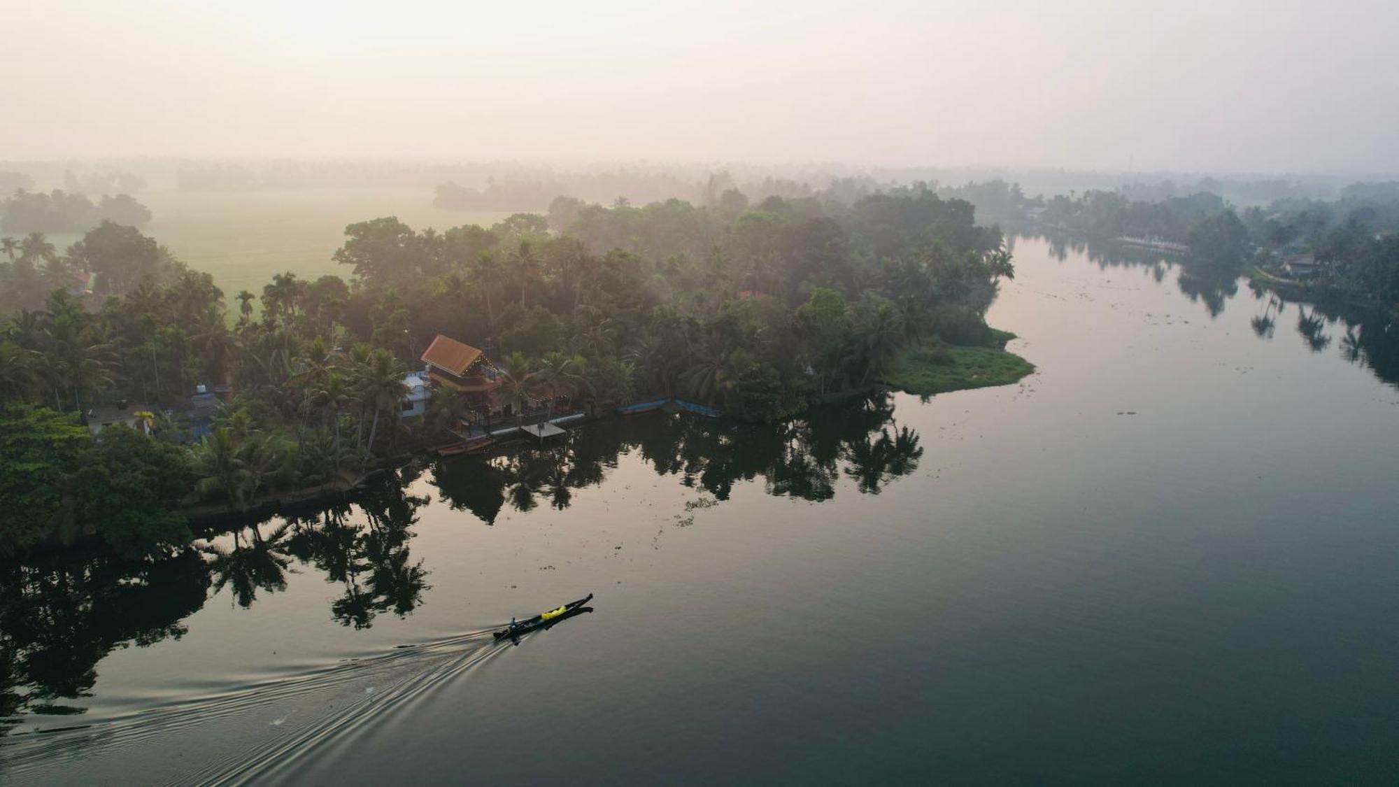 Tulsi Kayal Retreat Apartment Champakulam Bagian luar foto