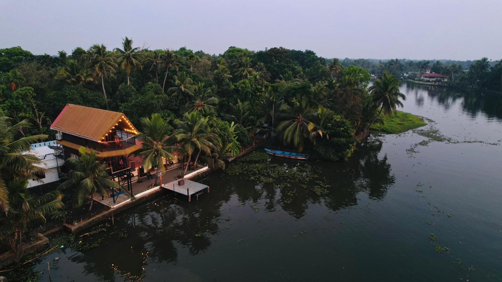 Tulsi Kayal Retreat Apartment Champakulam Bagian luar foto