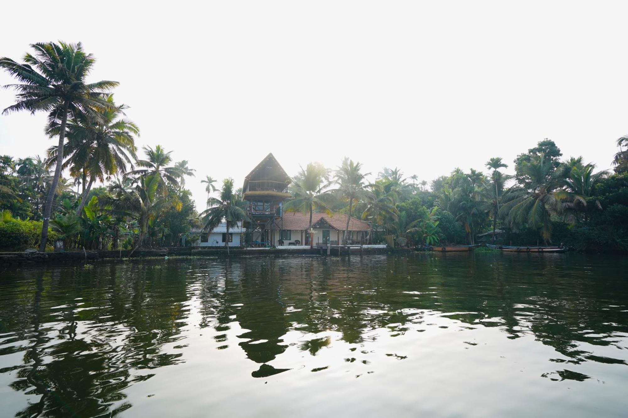 Tulsi Kayal Retreat Apartment Champakulam Bagian luar foto