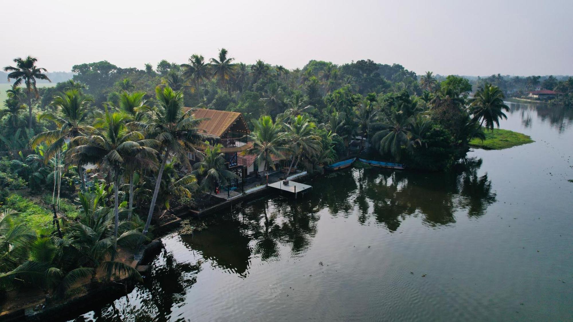 Tulsi Kayal Retreat Apartment Champakulam Bagian luar foto