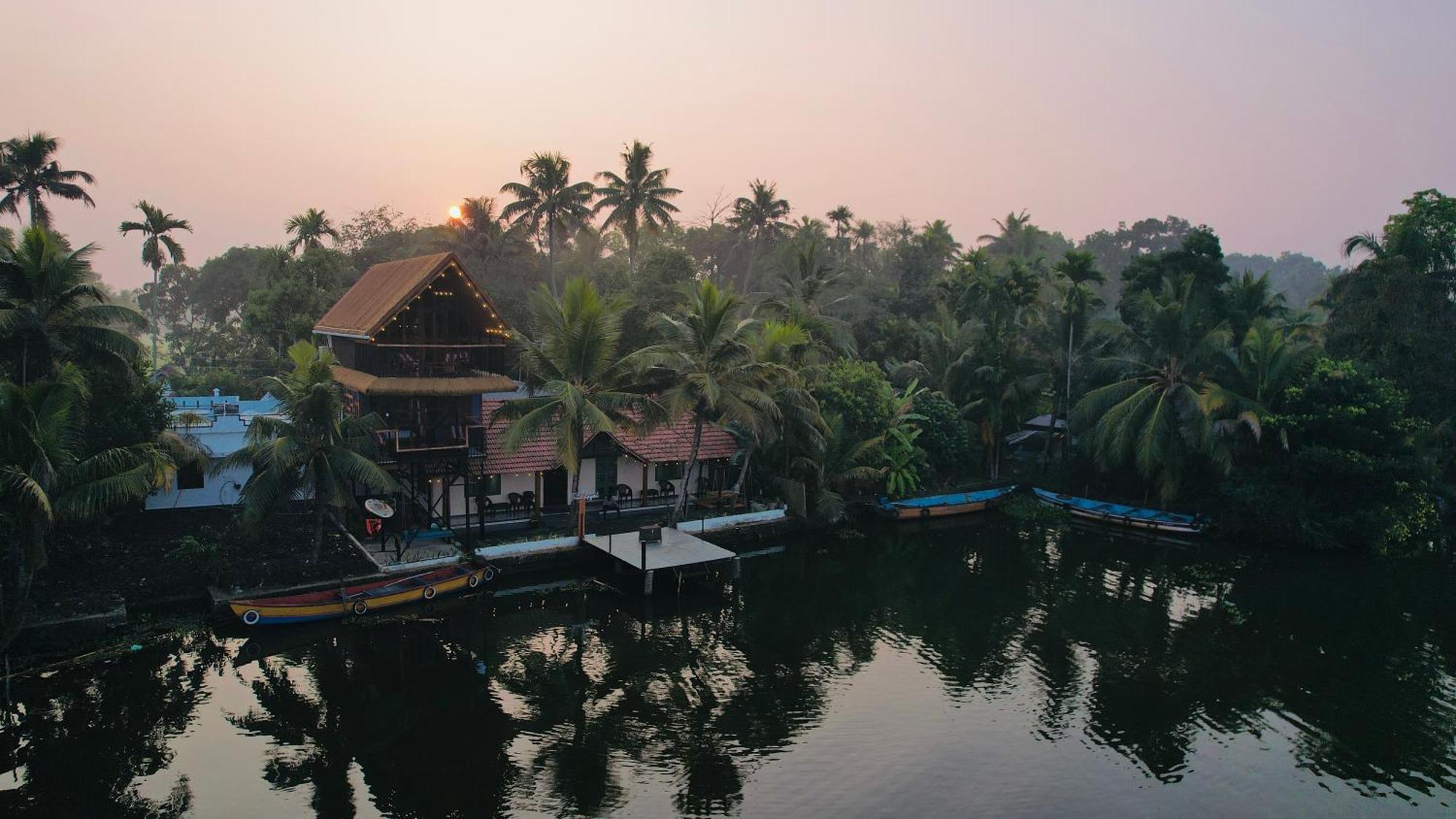 Tulsi Kayal Retreat Apartment Champakulam Bagian luar foto