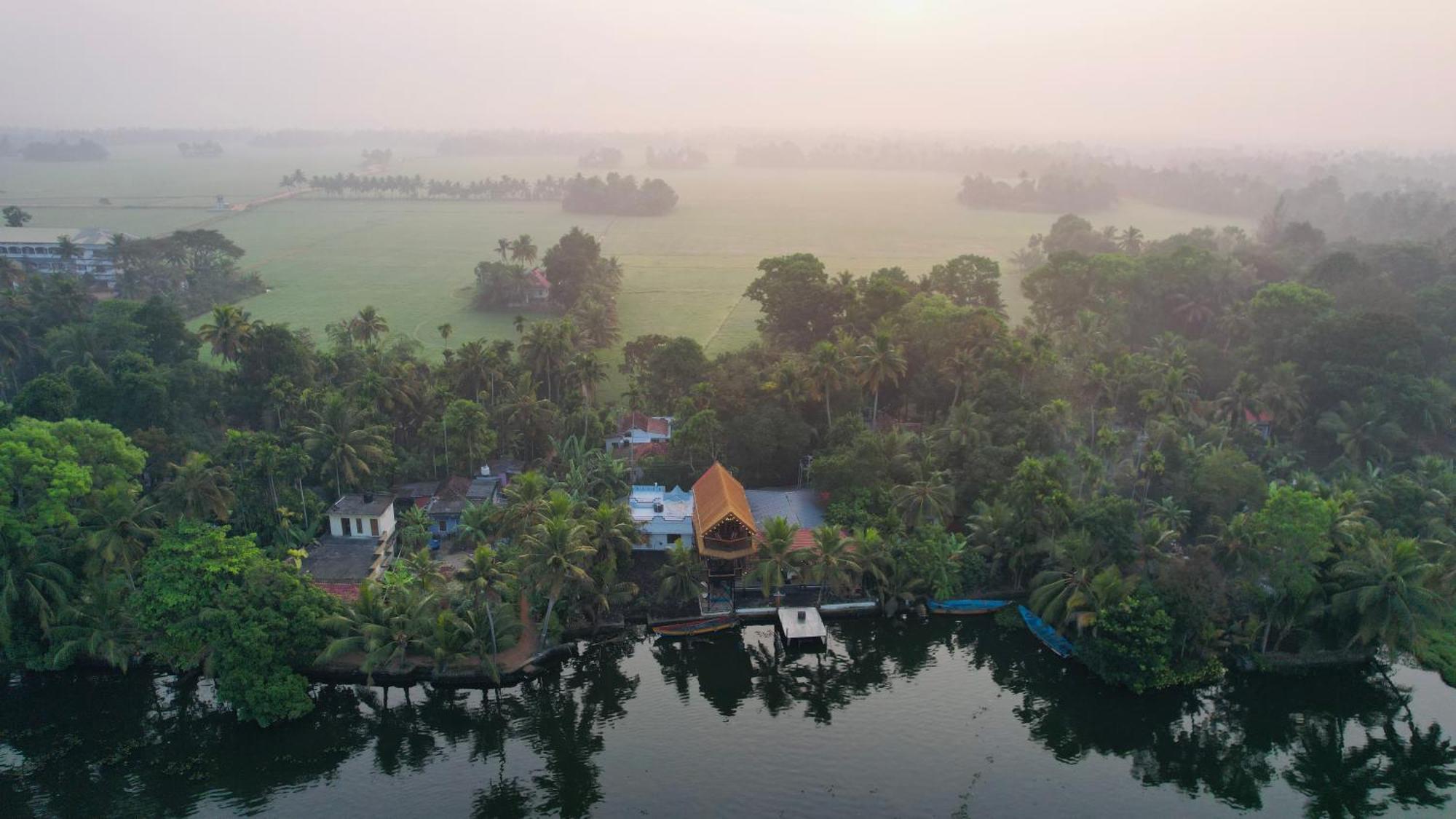 Tulsi Kayal Retreat Apartment Champakulam Bagian luar foto