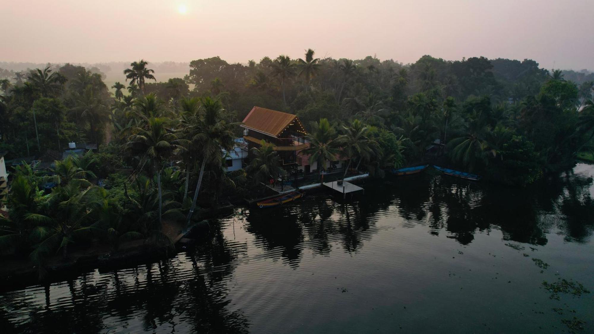 Tulsi Kayal Retreat Apartment Champakulam Bagian luar foto