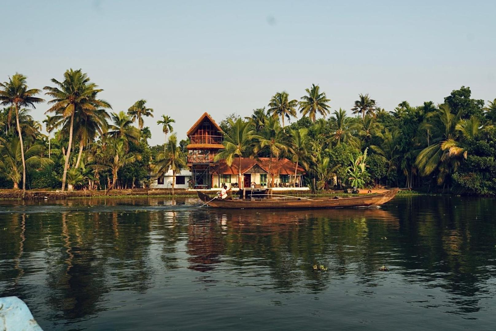 Tulsi Kayal Retreat Apartment Champakulam Bagian luar foto