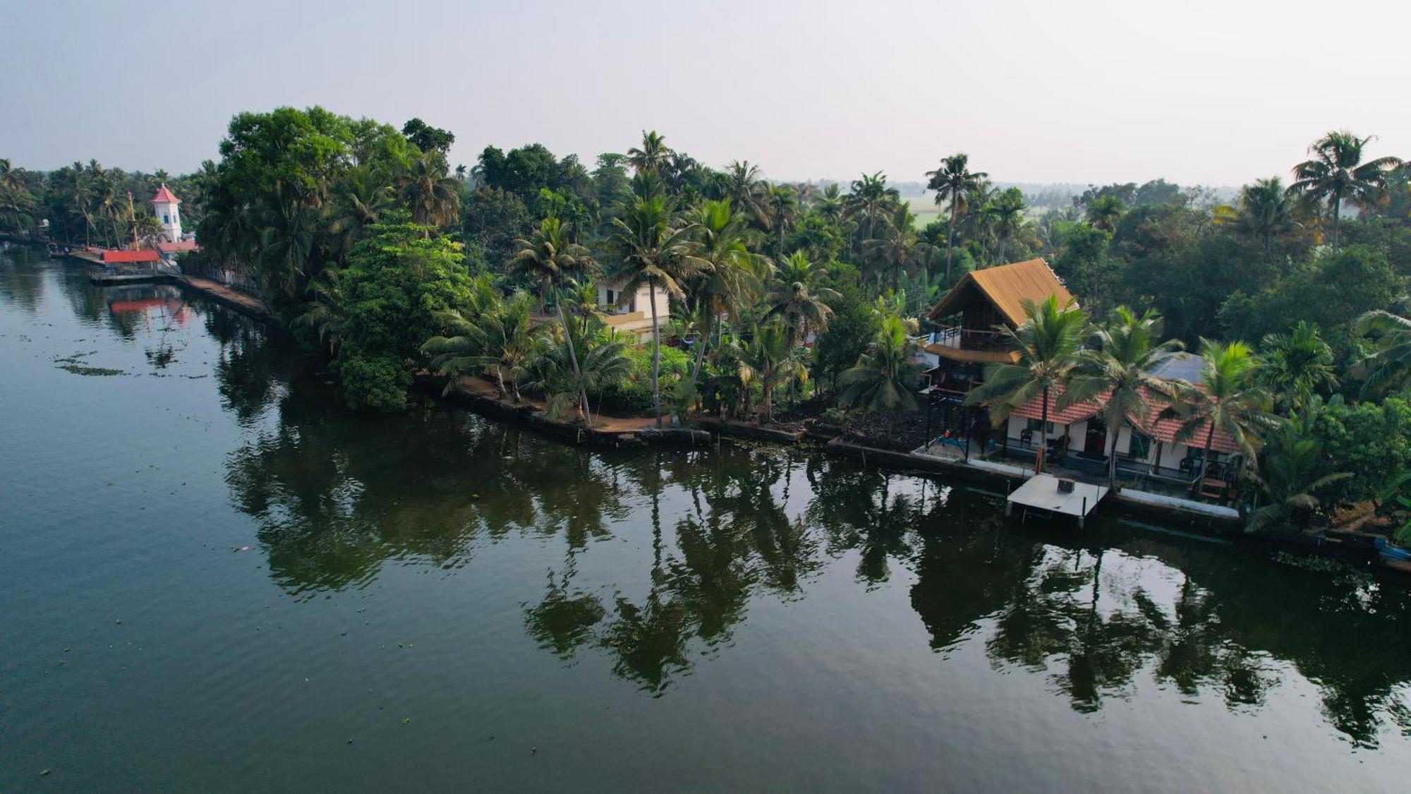 Tulsi Kayal Retreat Apartment Champakulam Bagian luar foto