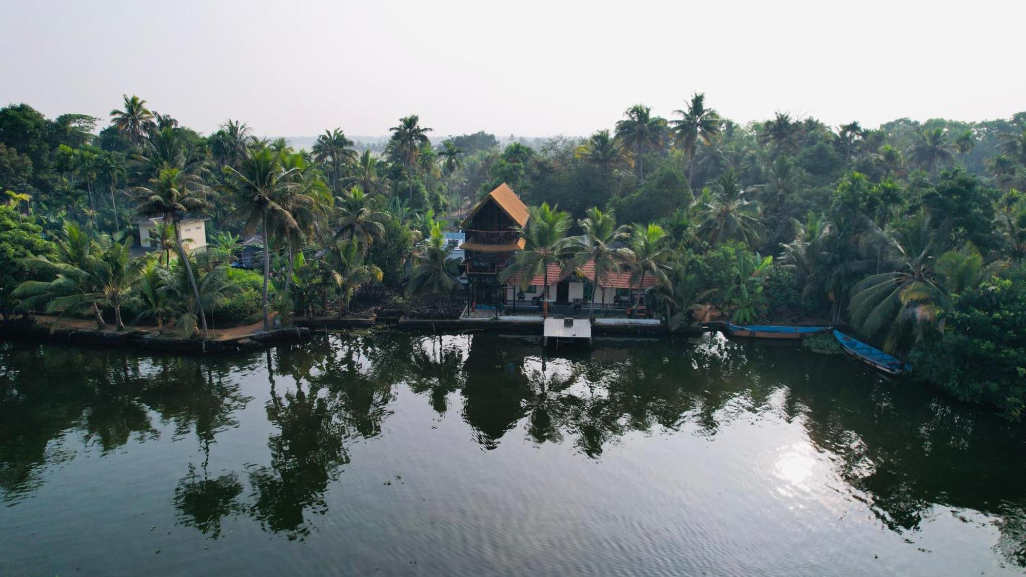 Tulsi Kayal Retreat Apartment Champakulam Bagian luar foto