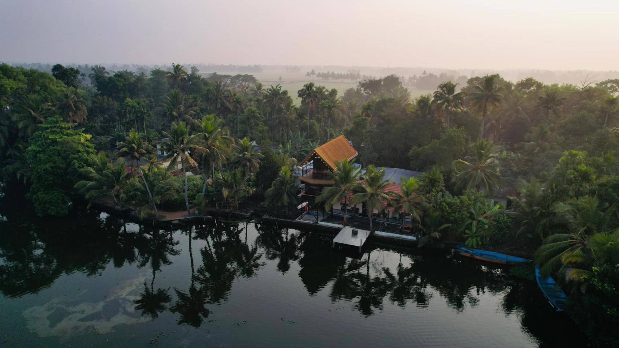 Tulsi Kayal Retreat Apartment Champakulam Bagian luar foto